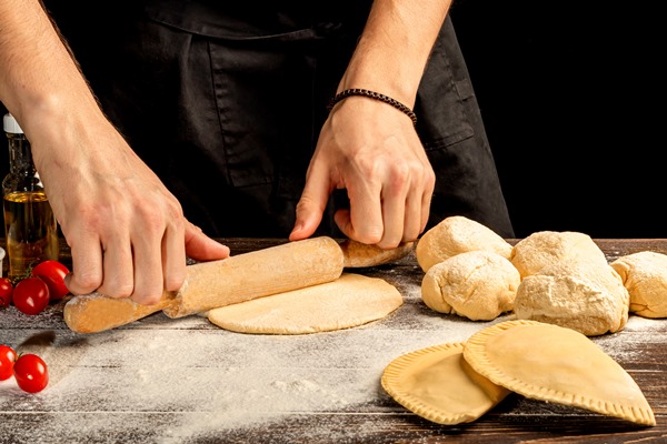 the cook prepares pasties step by step instruction forms the dough - Пресное тесто для пирожков