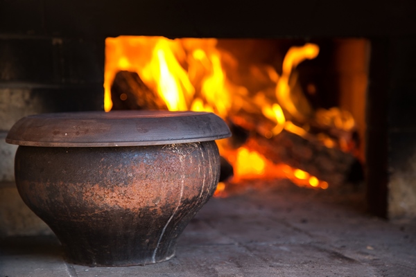 the fire in the old traditional russian village oven in a rustic style pot of soup near the burning wood - Монастырская кухня: луковые котлеты, пшенная каша