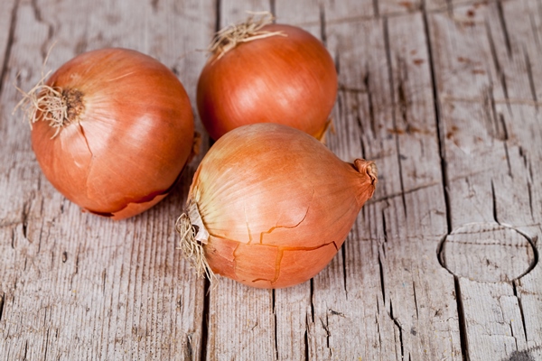 three fresh onions - Икра из баклажанов с яблоками