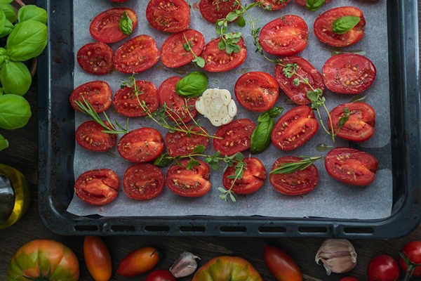 tomatoes on baking sheet aromatic herbs thyme basic garlic and olive oil - Соус "Сальса"