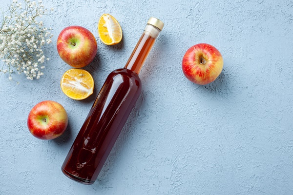 top view apple vinegar in bottle on white background juice fruit color photo fresh drink sour food - Постная щука, маринованная по-монастырски