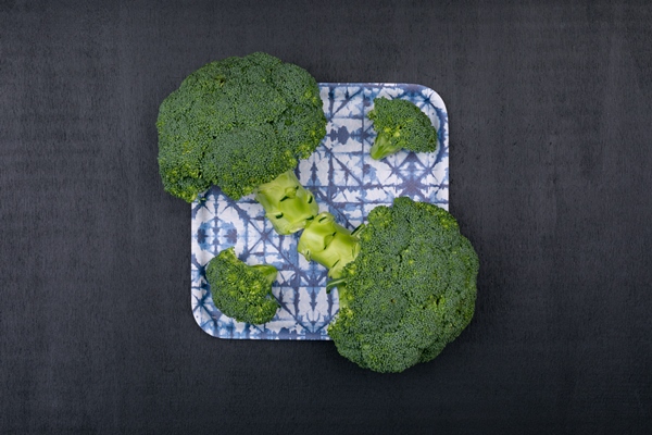 top view broccoli vegetable in plate organic food - Брокколи на пару