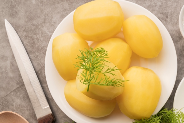 top view cooked potatoes on white plate - Котлеты из сныти и варёного картофеля