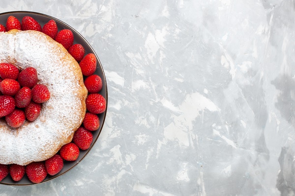 top view delicious strawberry pie with sugar powder on white - Слоёный сладкий русский пирог