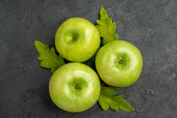 top view fresh green apples on grey background - Лещ, фаршированный кислой капустой