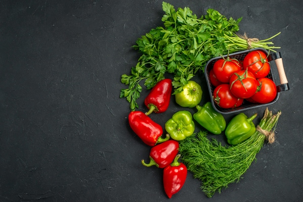top view fresh red tomatoes with greens and bell peppers on dark background - Постные баклажаны «соте»