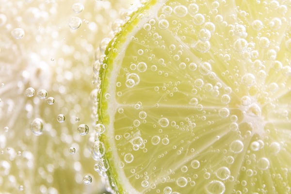 top view lime and sparkling water - Лимонад из клюквы