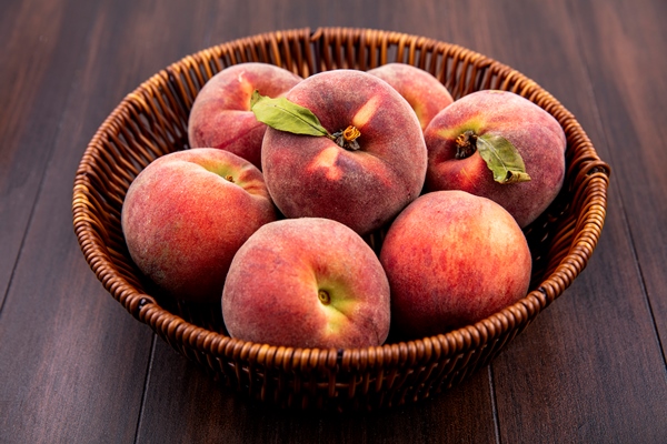 top view of fresh peaches on bucket on wood - Пудинг из риса со свежими фруктами