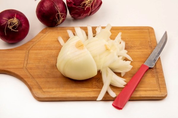 top view of white onion on a wooden kitchen board with knife with red onions isolated on a white surface 141793 80735 - Подливка из кальмаров (к гарниру)