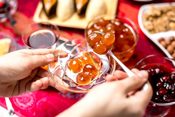 top view woman eats white cherry jam with tea - Маседуан из яблок