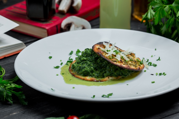 two crackers with pesto sauce in between - Салат из зелени цикория