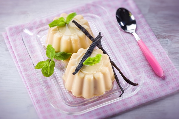 vanilla pudding selective focus - Мусс из сырых яблок