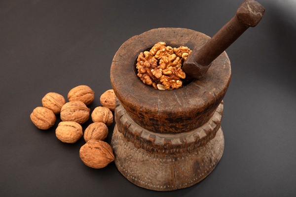 walnuts in antique wooden mortar - Праздничная коврижка