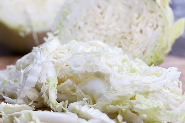 white cabbage cut into pieces - Капуста тушёная