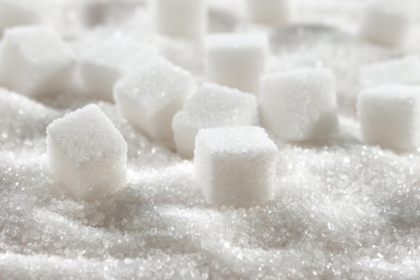 white granulated sugar refined sugar cubes closeup 1 - Жаворонки