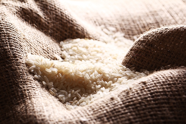 white rice grains on sack cloth - Постный рис с черносливом