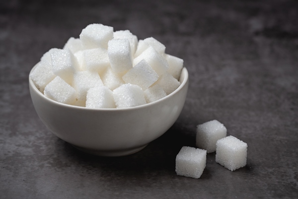 white sugar cubes in bowl on table - Дрожжи из изюма
