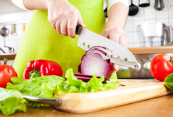 woman s hands cutting bulb onion behind fresh vegetables - Капуста белокочанная для быстрого употребления