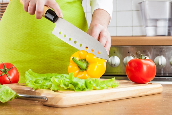 woman s hands cutting fresh bell pepper on kitchen - Капуста белокочанная для быстрого употребления