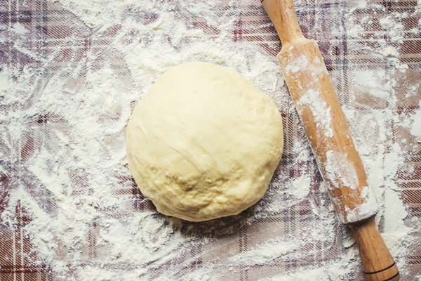 yeast dough on the table cooking baking selective focus - Тесто для пирогов и пирожков