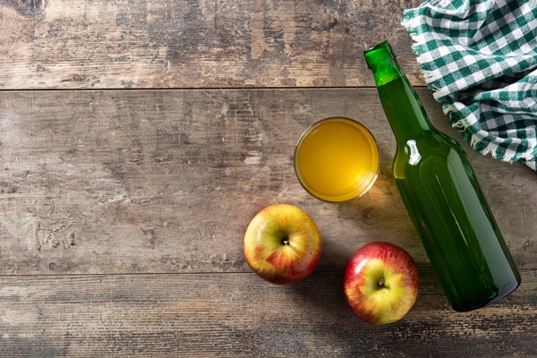 apple cider drink on wooden table 2 - Филёвский квас