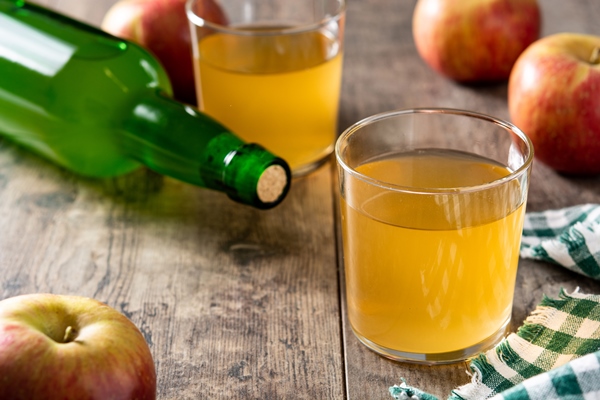 apple cider drink on wooden table - Красносельский квас