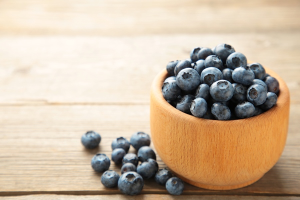 blueberries in a bowl on grey wooden table with copy space - Мармелад из черники