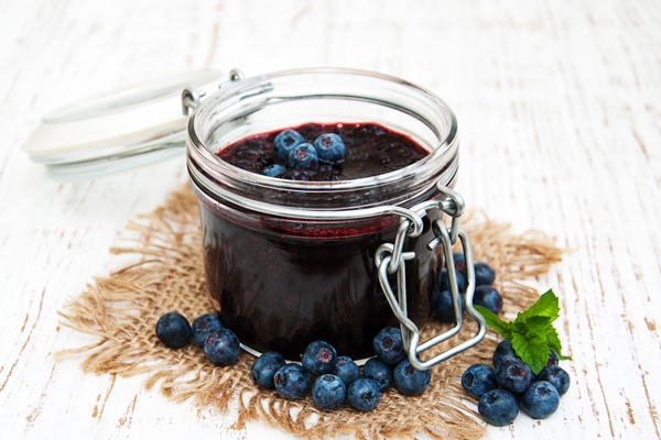 blueberry jam and fresh blackberries 1 - Мармелад из черники