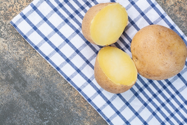 boiled delicious whole potatoes on tablecloth high quality photo - Свекольник постный