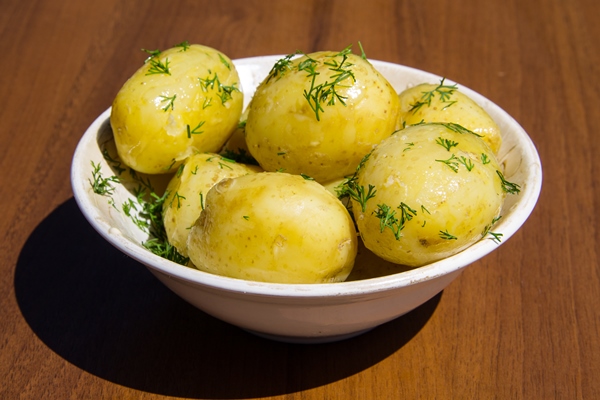boiled new potatoes with butter and dill on wooden table - Постная окрошка