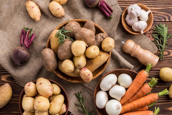 bowls with potatoes carrot and garlic on table - Щи валаамские с сухими грибами