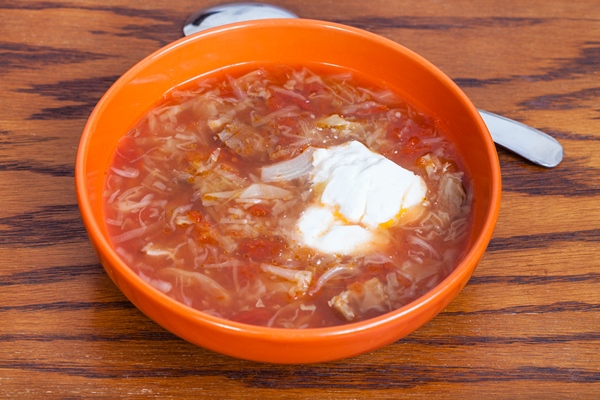 cabbage soup with sour cream in ceramic bowl - Щи из свежей капусты постные