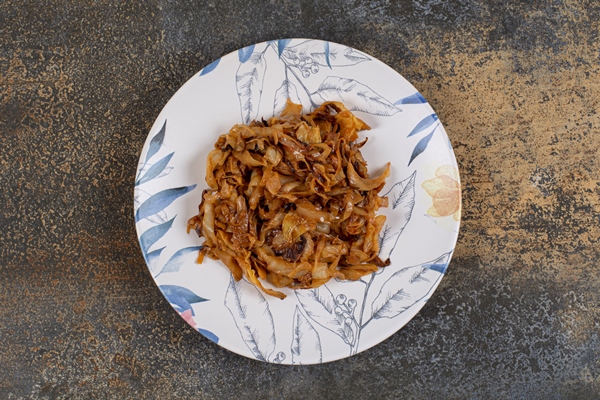 caramelized onion pieces on colorful plate - Суп мучной