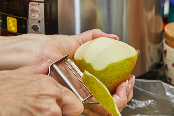 chef peels the pear with special knife for recipe cooking - Полезные советы по приготовлению квасов