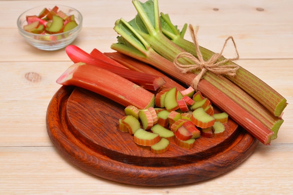 chopped rhubarb on a cutting board - Тамбовский ревеневый квас