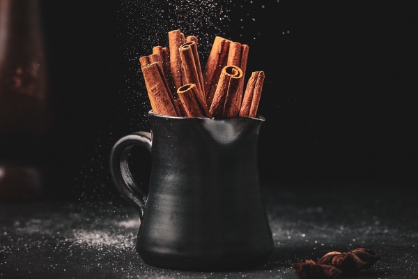 cinnamon sticks in black cup - Суп яблочный на отваре шиповника