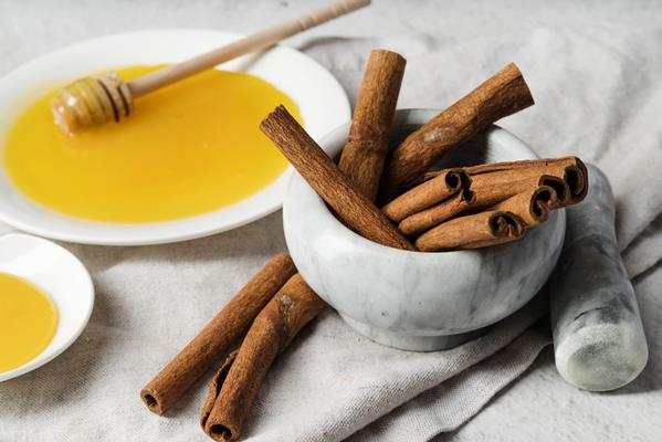 cinnamon sticks with honey and honey dipper - Яблочный квас (сидр)