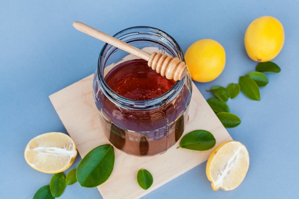 close up jar with honey surrounded by lemons - Квас лимонный