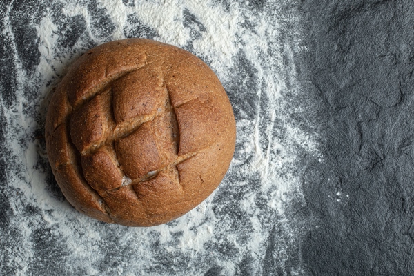 close up photo of rye bread on flour - Северный квас из ржаного хлеба