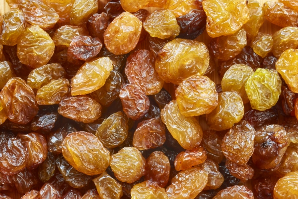 close up picture of small raisins selective focus - Квас суточный