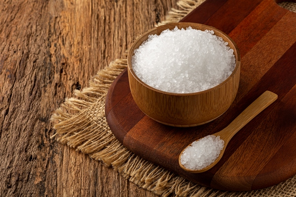 coarse salt in bowl on wooden background - Деруны без яиц
