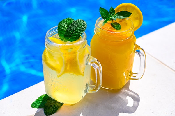 cold drink lemonade on the background - Квас суточный с лимоном