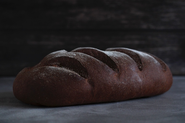 dark beautiful rye bread on a wooden background - Солдатский квас-сыровец из хлеба (рецепт XVIII века)