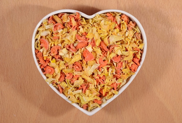 dried carrots and onions in plate in the form of heart - Похлёбка чечевичная