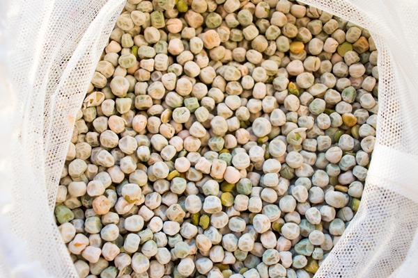dried peas yellow peas in a bag close up - Суп из гороха с лапшой, постный стол