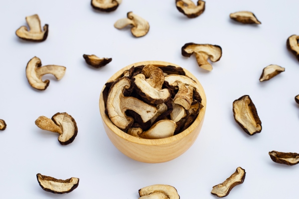 dried shiitake mushrooms on white background - Борщ квасной постный