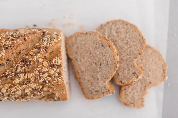 flat lay cut bread arrangement - Овсяный хлеб дрожжевой