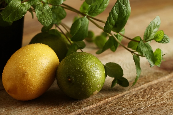 fresh lemons - Квас с лимоном и изюмом (литовская кухня)