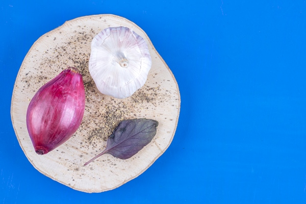 fresh ripe purple onion and garlic on wood piece - Щи из свежей капусты постные