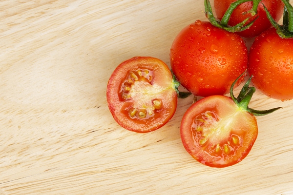 fresh tomatoes with drops on a wooden chopping board - Щи зелёные из одного щавеля или пополам со шпинатом
